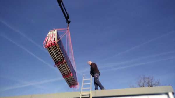 Flachdach Solaranlage mit einfacher Installation dank Kran